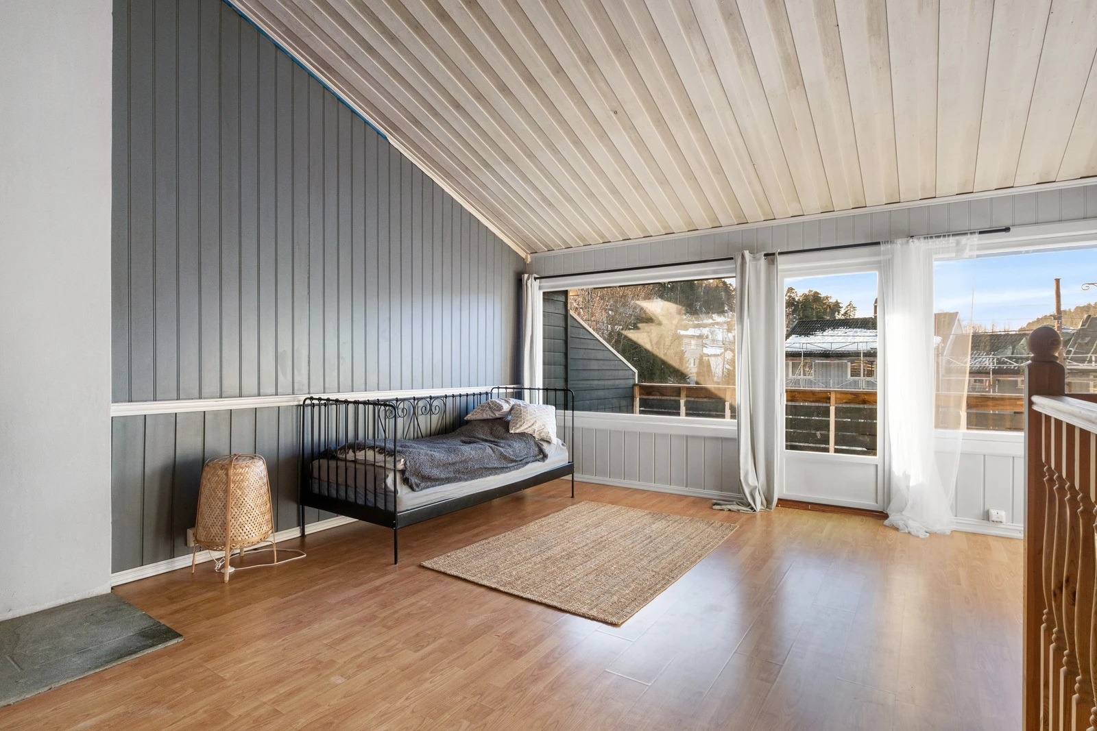 Bilde av stua. Stuevindu og terassedører har blitt byttet ut.